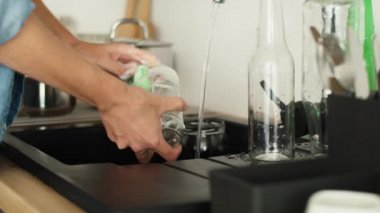 Cam kavanozu yıkarken çekilmiş bir video. 8K 'da kırmızı helyum kamerayla çekildi.