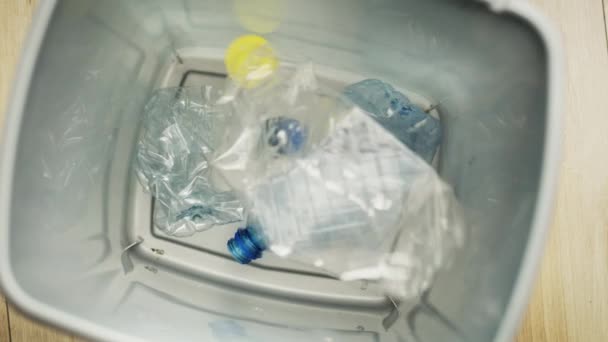 Statyczny Film Rzucaniem Plastikowymi Butelkami Nakręcony Aparatem Hel Red Rozdzielczości — Wideo stockowe