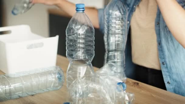 Vídeo Estático Reciclaje Botellas Plástico Fotografía Con Cámara Helio Red — Vídeos de Stock
