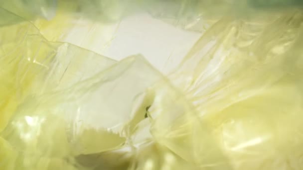 Nagranie Plastikowych Butelek Wpadających Żółtego Worka Śmieci Nakręcony Aparatem Hel — Wideo stockowe