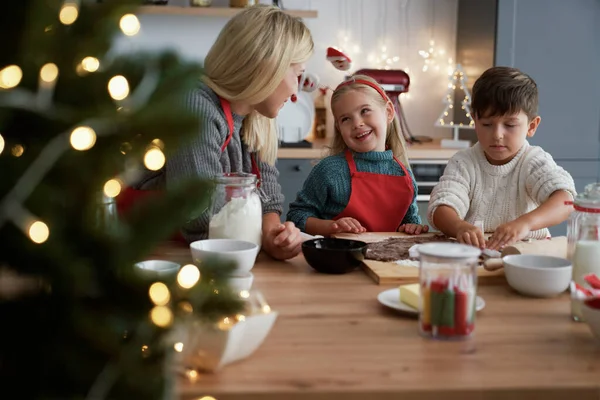 Mother Children Crafting Christmas Cookies — Stock Photo, Image