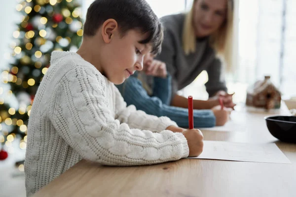 Niños Escribiendo Una Carta Santa Claus —  Fotos de Stock