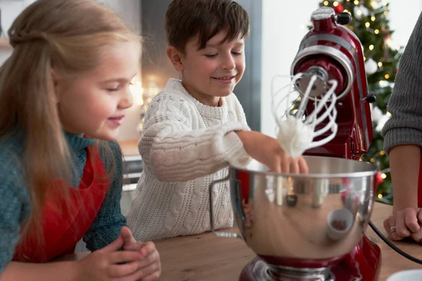 Gyerekek Segítenek Anyának Karácsonyi Sütésben — Stock Fotó