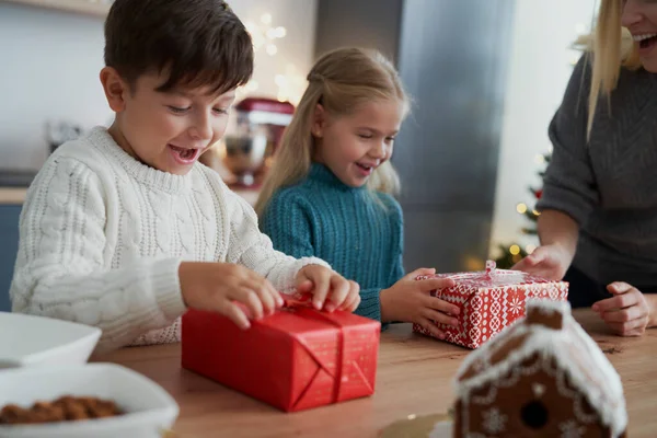 Enfants Recevant Des Cadeaux Noël Mère — Photo