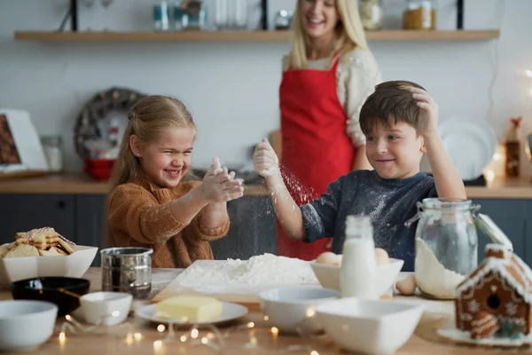 Los Niños Divierten Mientras Preparan Pasteles Para Las Galletas Navidad — Foto de Stock