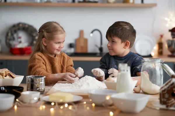 Niños Preparando Pastelería Para Galletas Navidad — Foto de Stock