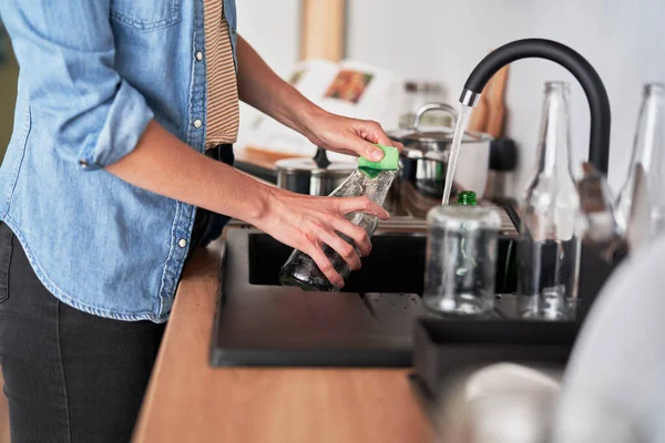 Vrouw Die Glazen Flessen Wast Voor Recycling — Stockfoto