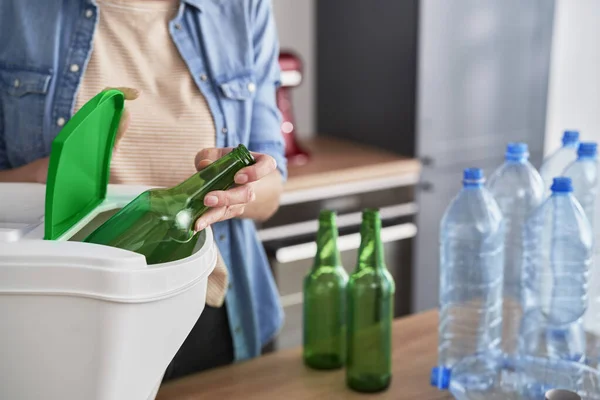 Vrouw Die Kleurrijke Glazen Flessen Vuilnisbak Aanbrengt — Stockfoto