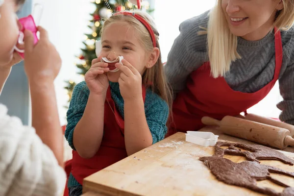 Gyerekek Szórakozás Cookie Vágó — Stock Fotó