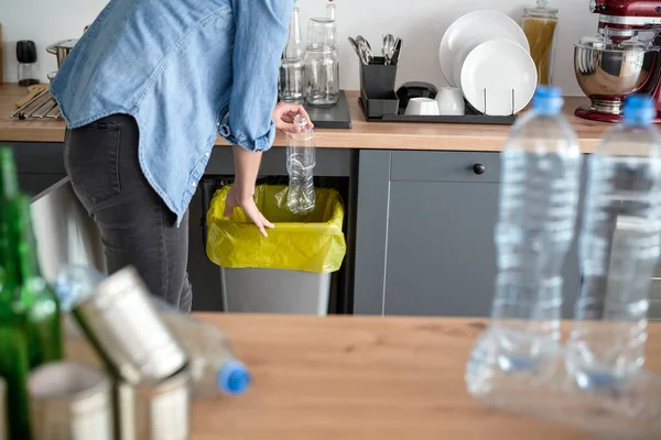 Vrouw Gooit Plastic Fles Weg Gele Bak — Stockfoto