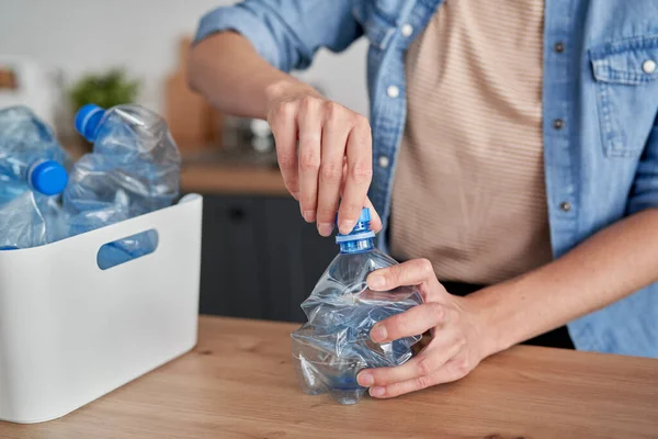 Mulher Esmagando Garrafas Plástico Para Reciclagem — Fotografia de Stock