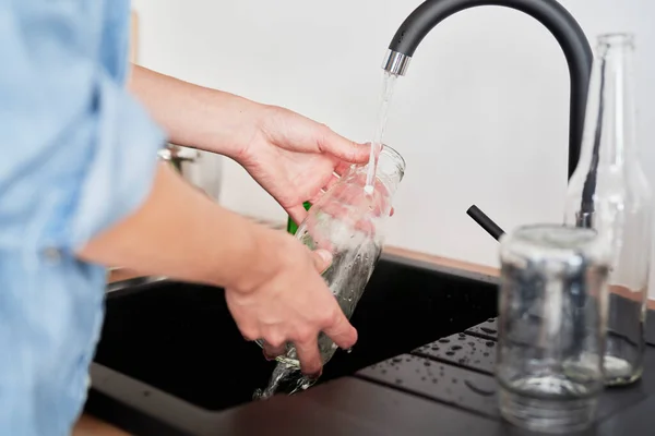 Sluiten Van Vrouw Wassen Glazen Flessen Voor Recycling — Stockfoto