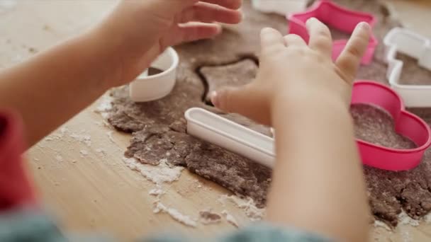 Detailvideo von Kindern beim Ausschneiden von Lebkuchen. Aufnahme mit roter Heliumkamera in 8K.