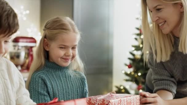 Video Niños Recibiendo Regalos Navidad Madre Fotografía Con Cámara Helio — Vídeos de Stock