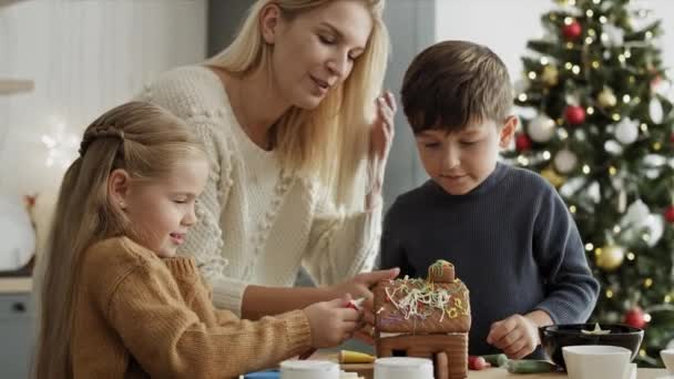 Video Niños Madre Decorando Casa Jengibre Fotografía Con Cámara Helio — Vídeos de Stock