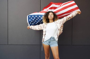 Gururlu kadın Amerikan bayrağı taşıyor