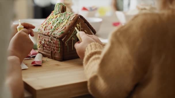 Detail Video Van Kinderen Moeder Versieren Peperkoek Huis Opgenomen Met — Stockvideo