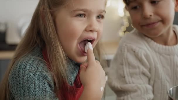 Noel Pastası Yaparken Çocukların Şeker Tatma Videosu Kırmızı Helyum Kamerayla — Stok video