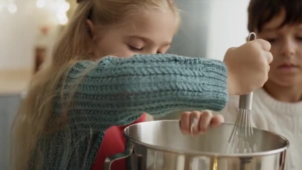 Vídeo Mistura Menina Degustação Pasta Açúcar Durante Cozimento Tiro Com — Vídeo de Stock