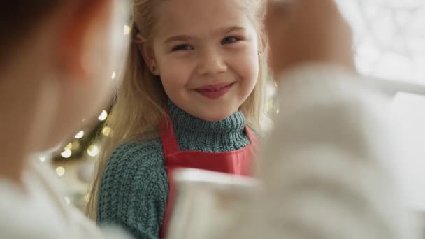 Kek Pişirirken Şeker Tadı Alan Küçük Bir Kızın Videosu Kırmızı — Stok video