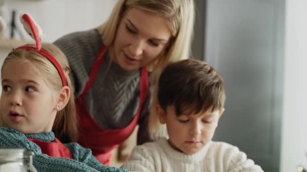 Noteer Video Van Familie Tijdens Het Kerstbakken Opgenomen Met Red — Stockvideo