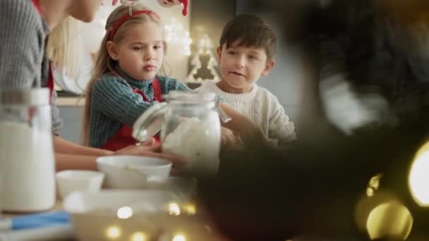 Video Där Familjen Skär Pepparkakor Julen Skjuten Med Red Heliumkamera — Stockvideo