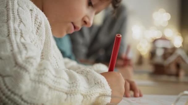 Vídeo Portátil Menino Focado Escrever Carta Papai Noel Tiro Com — Vídeo de Stock