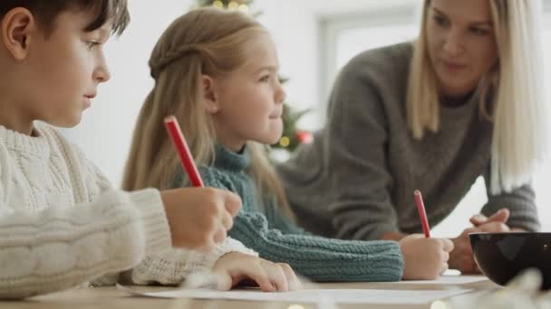 Vídeo Crianças Focado Escrever Carta Papai Noel Tiro Com Câmera — Vídeo de Stock