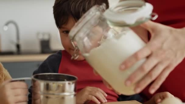 Vídeo Portátil Niños Ayudando Madre Con Cocción Navidad Fotografía Con — Vídeo de stock