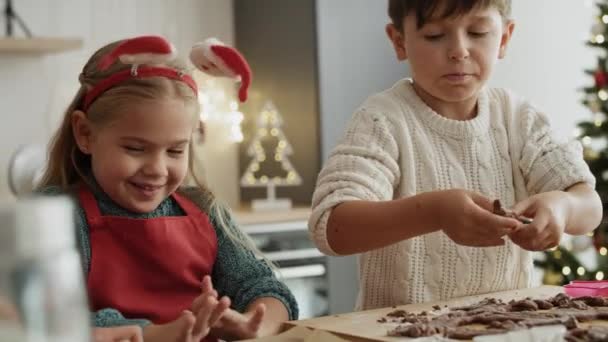 Video Barn Som Hjälper Mamma Med Bakning Kakor Skjuten Med — Stockvideo