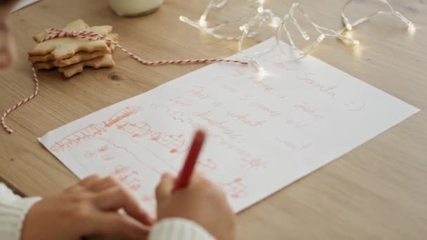 Inclinen Vídeo Los Niños Que Escriben Las Cartas Creativas Papá — Vídeos de Stock