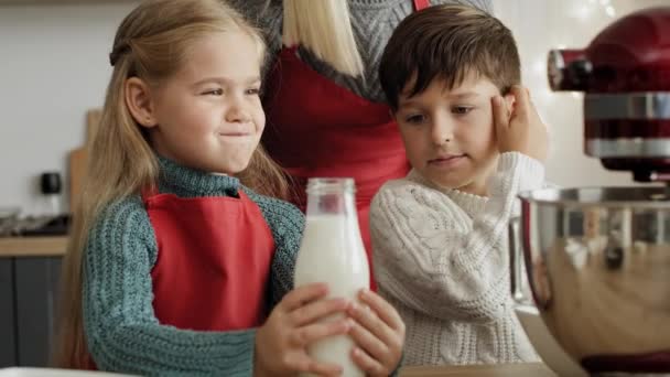 電気ミキサーに牛乳を注ぐ女の子のビデオ — ストック動画