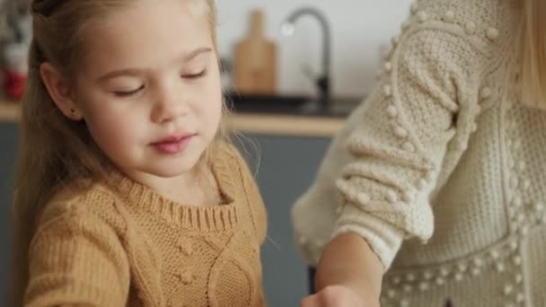 Döntse Videót Család Díszítő Együtt Mézeskalács Ház Lövés Red Hélium — Stock videók