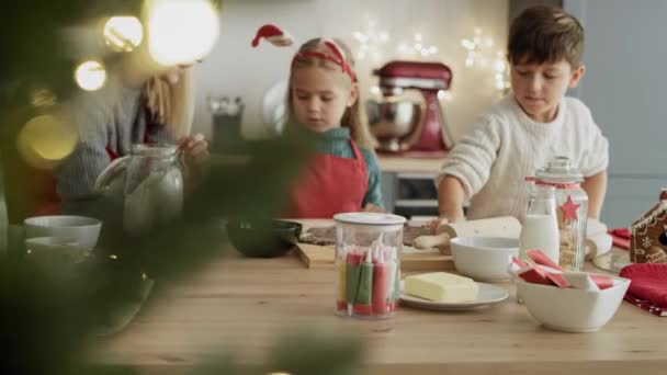 Mid shot video of family cutting out gingerbread cookies. Shot with RED helium camera in 8K. — Stock Footage Mid Shot Video Family Cutting Out Gingerbread Cookies Shot Red Stock Footage