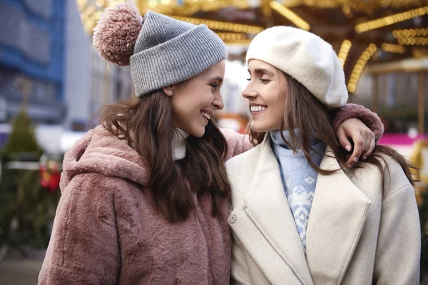 Twee Vrouwelijke Beste Vrienden Kerstmarkt — Stockfoto