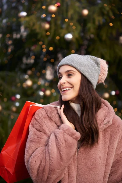 Femme Avec Sac Provisions Sur Marché Noël — Photo