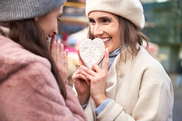 Mujer Sosteniendo Corazón Forma Pan Jengibre — Foto de Stock