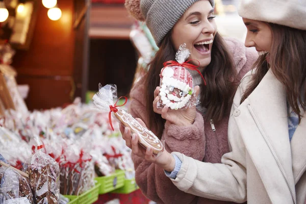 Duas Mulheres Comprando Pães Gengibre Mercado Natal — Fotografia de Stock