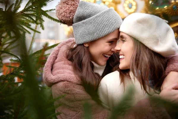 Duas Mulheres Apaixonadas Lado Uma Árvore Natal — Fotografia de Stock