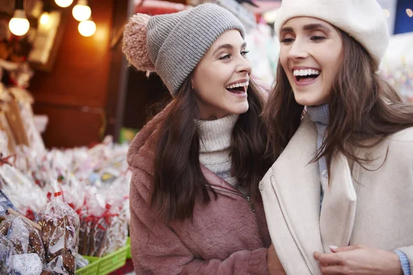 Δύο Καλύτεροι Φίλοι Διασκεδάζουν Στην Χριστουγεννιάτικη Αγορά — Φωτογραφία Αρχείου
