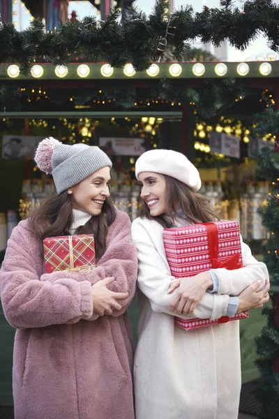 Δύο Χαρούμενες Γυναίκες Δώρα Στην Χριστουγεννιάτικη Αγορά — Φωτογραφία Αρχείου