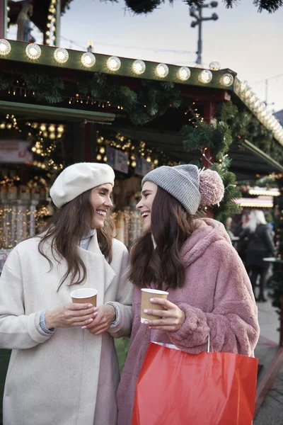 Dois Amigos Divertindo Mercado Natal — Fotografia de Stock