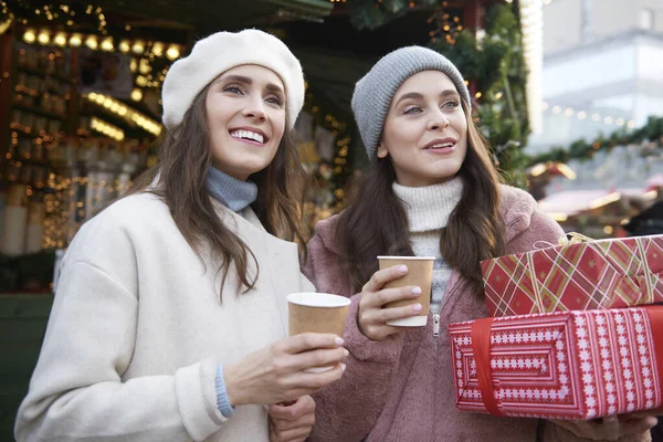 Zwei Freunde Schauen Sich Auf Einem Weihnachtsmarkt — Stockfoto