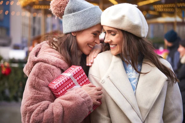 Pareja Femenina Enamorada Mercado Navideño — Foto de Stock