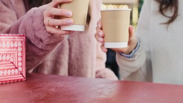 Vista Palmare Amici Che Bevono Caffè Caldo Riscaldarsi Girato Con — Video Stock