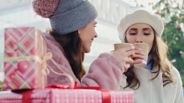 Pohled Dvě Ženy Které Pijí Kávu Vánočním Trhu Snímek Red — Stock video