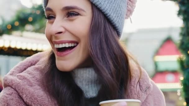 여자가 커피를 마시는 카메라로 — 비디오