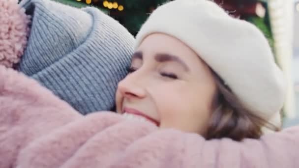 Vue Main Amis Partageant Leurs Cadeaux Noël Tourné Avec Caméra — Video