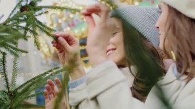 Hangi Noel ağacını alacağına karar veremeyen iki kadının videosu. 8K 'da kırmızı helyum kamerayla çekildi..
