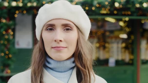 Handheld Video Zeigt Schöne Frau Winterkleidung Aufnahme Mit Roter Heliumkamera — Stockvideo